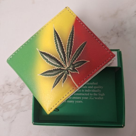 Weed themed wallet- New in package - Picture 1 of 2